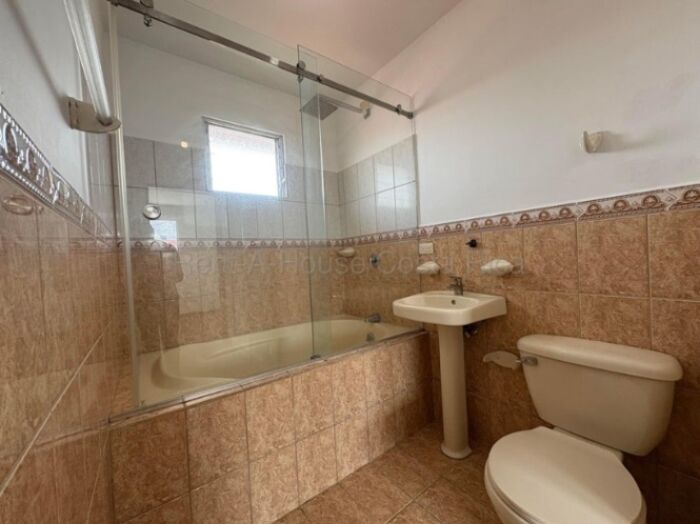 Se alquila casa en La Trinidad Moravia 26-2230 in La Trinidad, Moravia, San José — ₡ 600 000