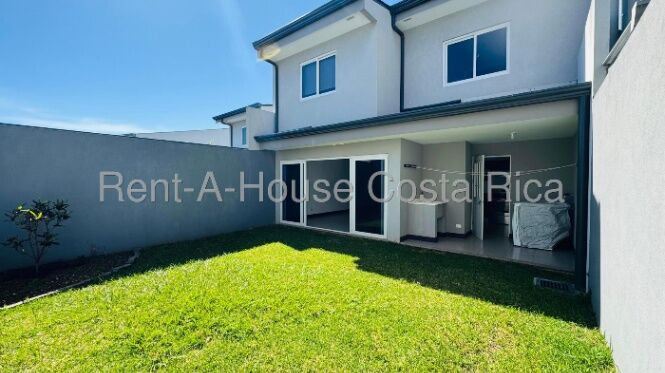 Se alquila casa con patio en San Rafael Escazú 26-1468 in San Rafael, Escazú, San José — $1,900
