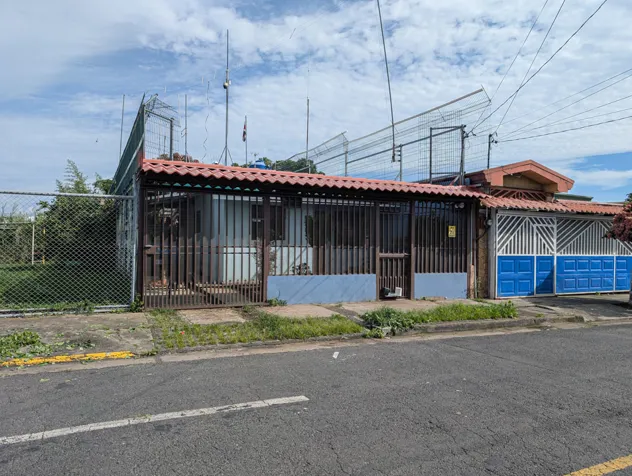 Casa en Hatillo con lote de 175,75 m², parque contiguo y hasta 3 estacionamientos en Hatillo, San José — ₡ 61 900 000 - Foto 2 de 19