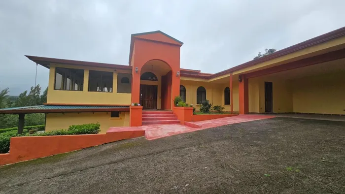 Casa en venta en San Jerónimo de Moravia | Amplio terreno y vistas panorámicas en San Jerónimo, Moravia, San José — $545,000 - Foto 2 de 20
