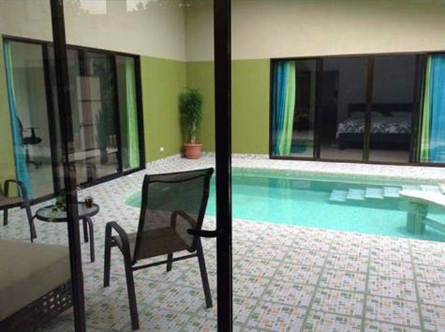 Casa con piscina en Atenas Centro en Atenas, Alajuela — $270,000