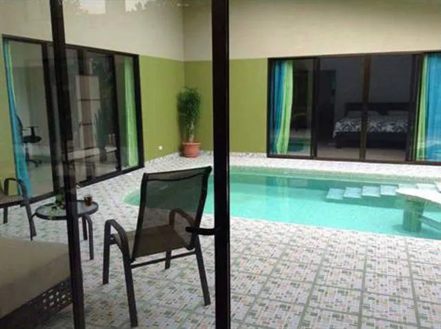 Casa con piscina en Atenas Centro en Atenas, Alajuela — $270,000