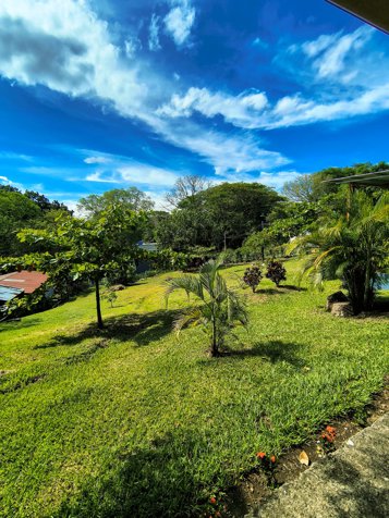 Casa principal y casa de huéspedes en un terreno de 1471m2 in Atenas, Alajuela — $345,000 - Photo 2 of 27