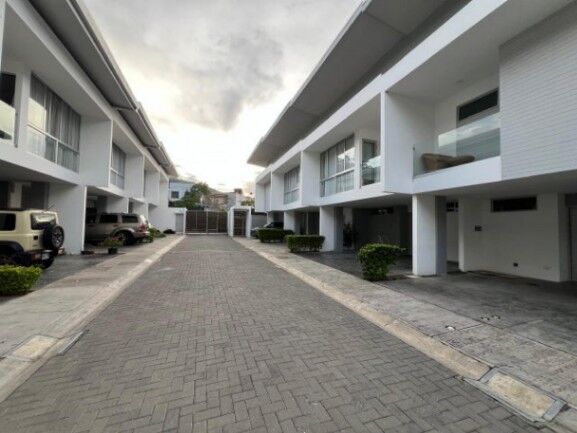 Se vende moderna casa con patio en condominio de San Antonio Escazú 25-1940 en Escazú, San José — $240,000