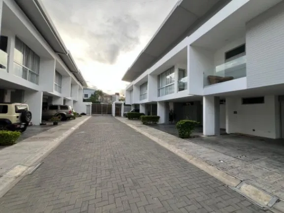 Se vende moderna casa con patio en condominio de San Antonio Escazú 25-1940 en Escazú, San José — $240,000 - Foto 2 de 22