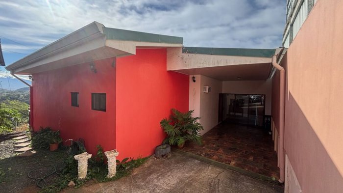 Amplia casa con piscina en comunidad cerrada en Atenas, Alajuela — $259,000 - Foto 3 de 19