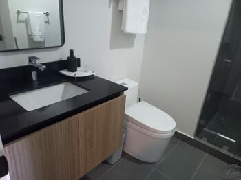 Tu Nuevo Hogar en las Alturas: Diseño Moderno y Ubicación Prime in Pavas, San José — $1,200 - Photo 4 of 9