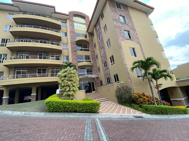 Alquiler de apartamento moderno amoblado con balcón y vistas #27-796 GS in San Rafael, Escazú, San José — $1,700