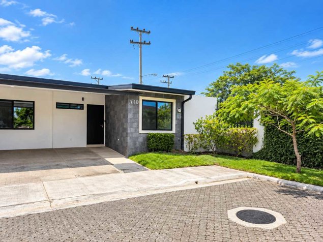 Casa en Venta en Robles de Lindora, Pozos de Santa Ana | 3 Hab en Pozos, Santa Ana, San José — $210,000 - Foto 1 de 35