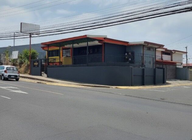 SE VENDE LOCAL COMERCIAL Y APARTAMENTO EN HEREDIA.  en Mercedes, Heredia — ₡ 140 000 000