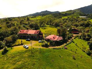 Propiedad de montaña con 4 apartamentos y 3 casas
