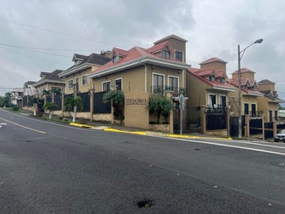 Se vende moderna y espaciosa casa en condominio de Curridabat 25-512 en Curridabat, San José — $315,000