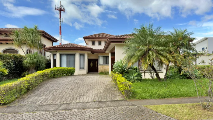 Venta casa elegante de 1 planta con gran jardín, Santo Domingo. (FE) in Santo Tomás, Santo Domingo, Heredia — $520,000