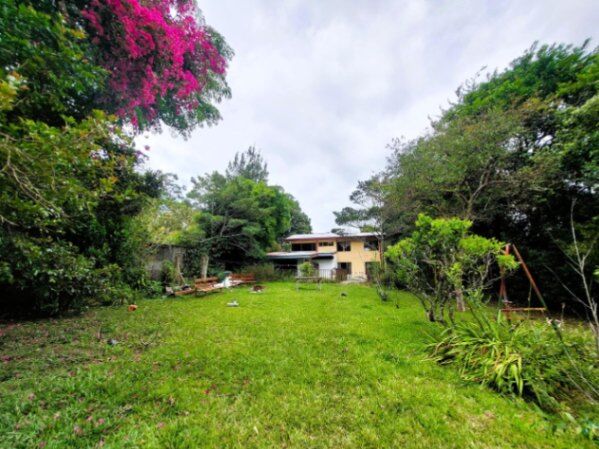 Venta de Casa en lote de 1993 m2 en Angeles Heredia en Ángeles, San Rafael, Heredia — $230,000,000