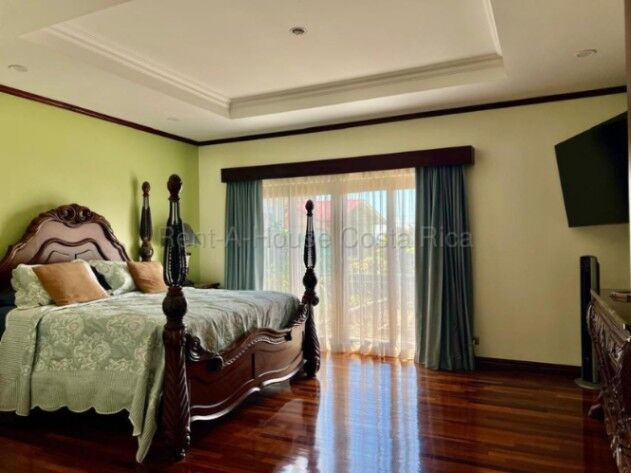 Venta de Casa en Santo Domingo de Heredia. RAH 26-1825 PRECIO REBAJADO en San Vicente, Santo Domingo, Heredia — $498,000