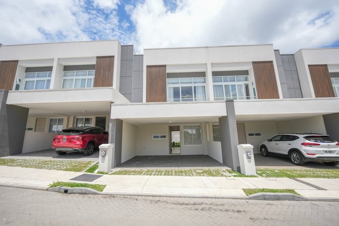Casa con Linea blanca de 3 habitaciones en Condominio La Vita en San Antonio, Escazú, San José — $2,200