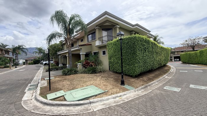 Casa Esquinera de 3 Habitaciones con Jardín y Terraza en Almería en Pozos, Santa Ana, San José — $420,000