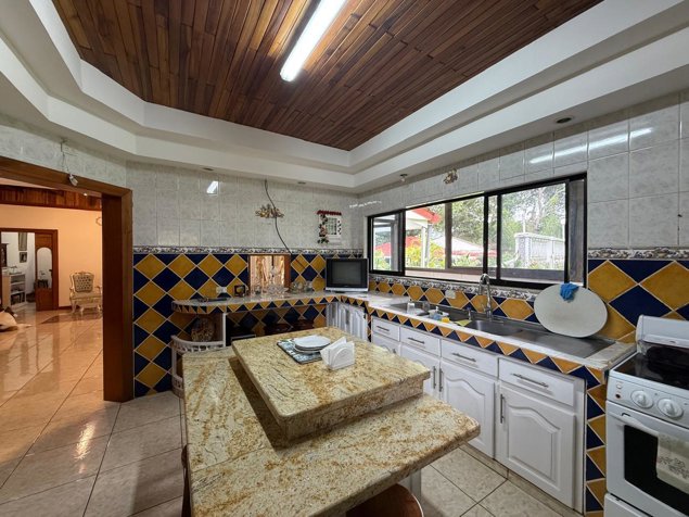 Venta de villa con casa principal, 20 apartamentos y piscina #26-545 GS in Barrantes, Flores, Heredia — $3,950,000