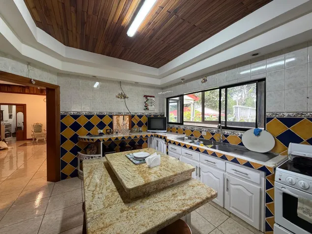 Venta de villa con casa principal, 20 apartamentos y piscina #26-545 GS en Barrantes, Flores, Heredia — $3,950,000 - Foto 3 de 10