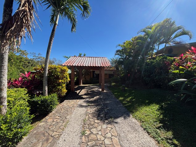 Preciosa casa estilo bungalow a solo 4 minutos del centro de Atenas in Atenas, Alajuela — $239,000 - Photo 2 of 25