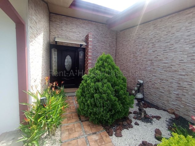 Casa esquinera con uso mixto en venta en Mercedes, Heredia en Mercedes, Heredia — ₡ 140 490 000 - Foto 2 de 10
