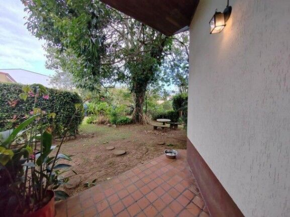 Se vende moderna casa con amplio lote en Pinares de Curridabat 25-1410 in Sánchez, Curridabat, San José — $369,000