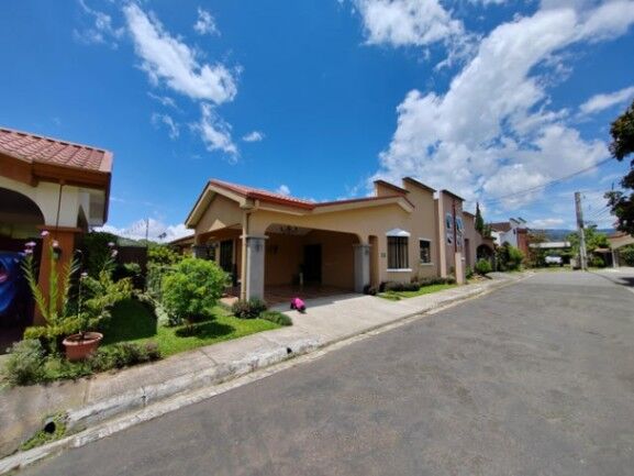 Venta de Casa en Granadilla, San José. en Granadilla, Curridabat, San José — ₡ 168 000 000