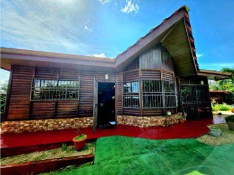VENTA DE CASA AMUEBLADA, CON PISCINA, ALAJUELA, SAN CARLOS, LA FORTUNA 9508745 en La Fortuna, San Carlos, Alajuela — ₡ 115 000 000