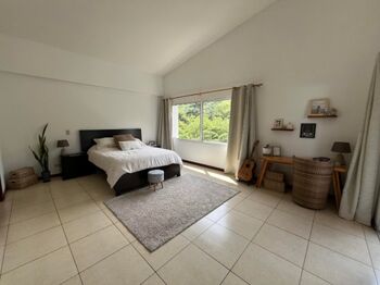 Apartamento en venta moderno con terraza, techos altos y 2 parqueos en Santa Ana #26-718 GS en Santa Ana, San José — $230,000 - Foto 4 de 8