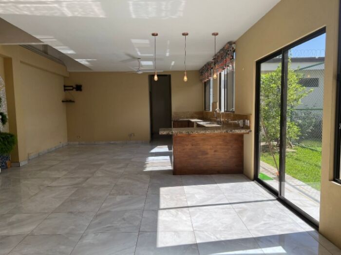 Alquiler de Casa Independiente en Río Oro de Santa Ana. en Santa Ana, San José — $1,250