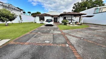 Venta casa c/amplias áreas verdes y uso mixto, Santo Domingo. (FE) in Santo Domingo, Heredia — $635,000 - Photo 2 of 20