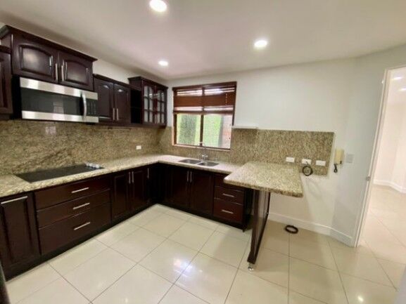 Se vende moderna casa en condominio de San Rafael Escazú 25-228 en San Rafael, Escazú, San José — $279,000