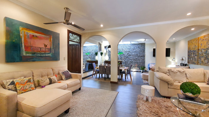Venta de amplia casa en Guachipelin Escazú in Escazú, San José — $260,000 - Photo 2 of 13