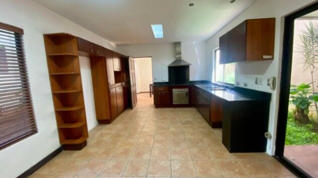 MLS-26-382 ALQUILER HERMOSA CASA SANTA ANA SAN JOSE en Santa Ana, San José — $1,650 - Foto 3 de 11
