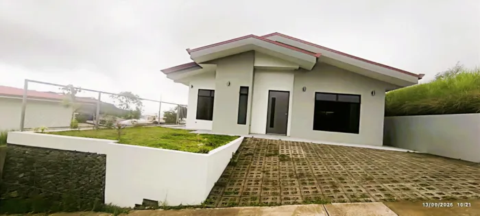 Casa moderna con acabados de alta calidad dentro de comunidad segura. en Grecia, Alajuela — $185,000