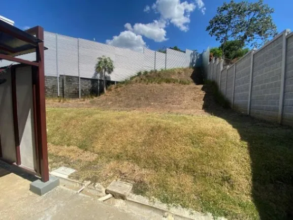 Se vende moderna casa con patio en residencial de La Garita Alajuela 25-208 en Garita, Alajuela — $200,000 - Foto 2 de 21
