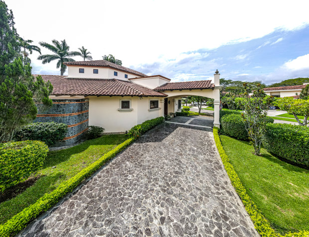 Casa de Lujo en Bosques de Lindora, a la Venta o en Alquiler in Pozos, Santa Ana, San José — $995,000 - Photo 2 of 61