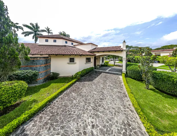 Casa de Lujo en Bosques de Lindora, a la Venta o en Alquiler en Pozos, Santa Ana, San José — $995,000 - Foto 2 de 61