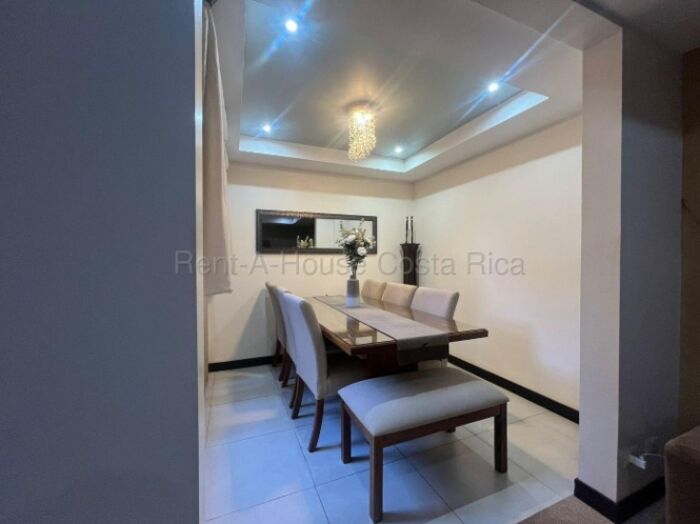 Se vende casa e Ulloa Heredia 26-1600 en Ulloa, Heredia — $210,000