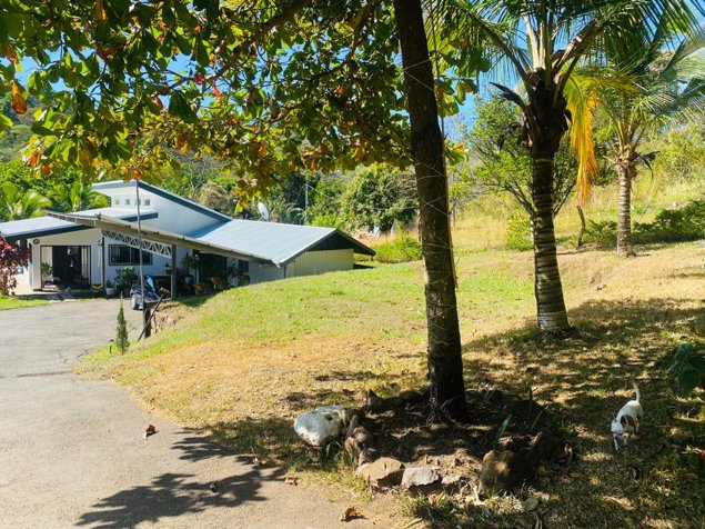 Casa con amplio patio y huerto que toca un río. en Atenas, Alajuela — $310,000 - Foto 3 de 19