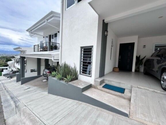 Venta de Casa en Santa Ana, San José. RAH 25-1400 in Santa Ana, San José — $270,000