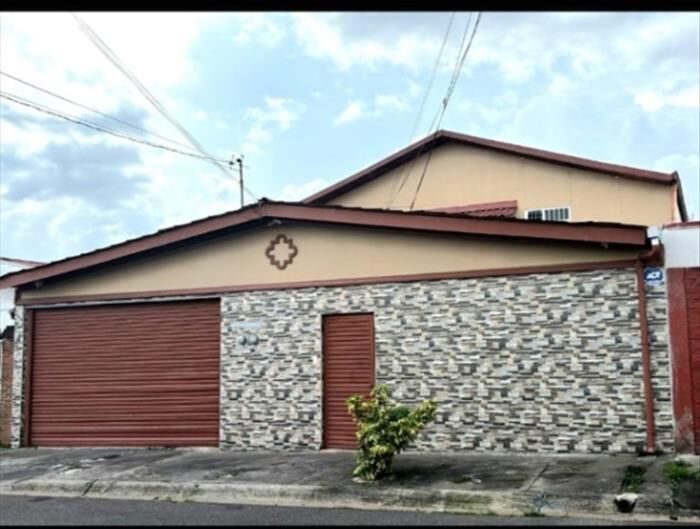 SE VENDE BELLA CASA Y APARTAMENTO EN SAN FRANCISCO DE 2 RÍOS.  en San Francisco de Dos Ríos, San José — $310,000