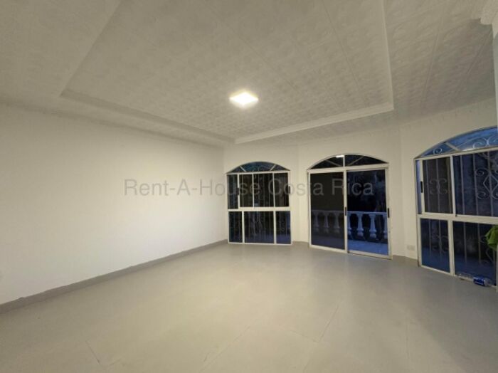 Alquiler de casa remodelada de 1 nivel, cómoda y segura #26-1883 GS en Pozos, Santa Ana, San José — $1,600