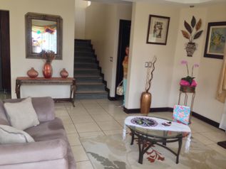 Linda casa en Residencial San Lorenzo de Flores in San Joaquín, Flores, Heredia — $250,000 - Photo 4 of 13