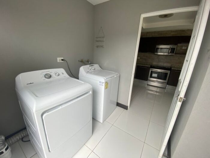 Casa moderna en condominio con amenidades, ideal para inversión in San Rafael, Escazú, San José — $320,000