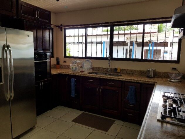 VENTA CASA CERCA PLAYAS BANDERA, BEJUCO Y ESTERILLOS A EXCELENTE PRECIO  en Quepos, Puntarenas — $360,000
