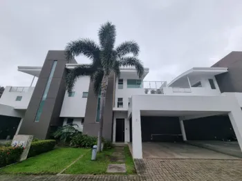 Casa de lujo en condominio cerca del centro de Santa Ana.