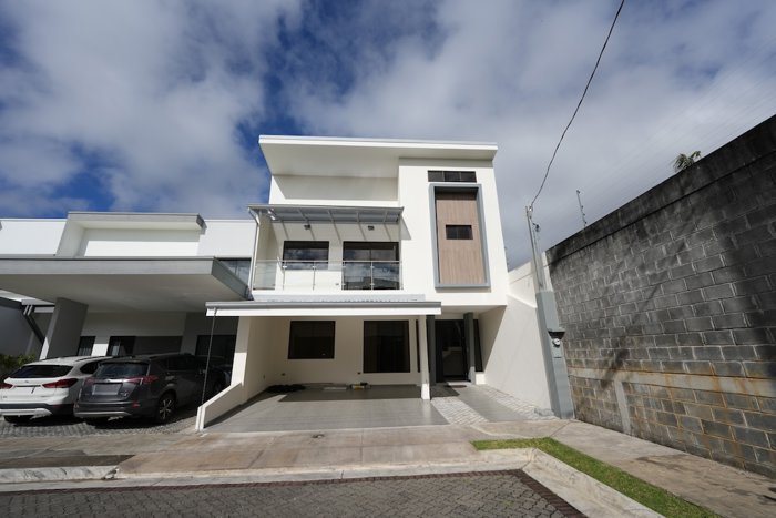 Casa para estrenar de 3 + Sala de TV Habitaciones en Tres Ríos en Tres Ríos, La Unión, Cartago — ₡ 164 000 000