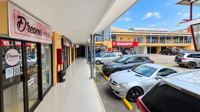Local comercial en venta en el centro de Jacó, Plaza Coral en Jacó, Garabito, Puntarenas — $55,000
