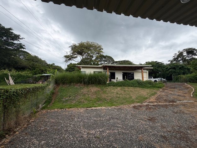 Casa con acabados bonitos en el campo de Atenas. en Atenas, Alajuela — $380,000 - Foto 2 de 27